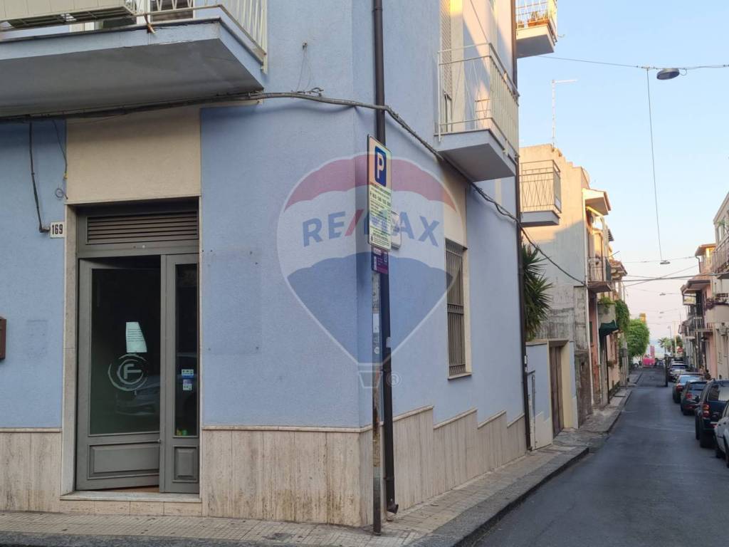 negozio in affitto ad Aci Castello