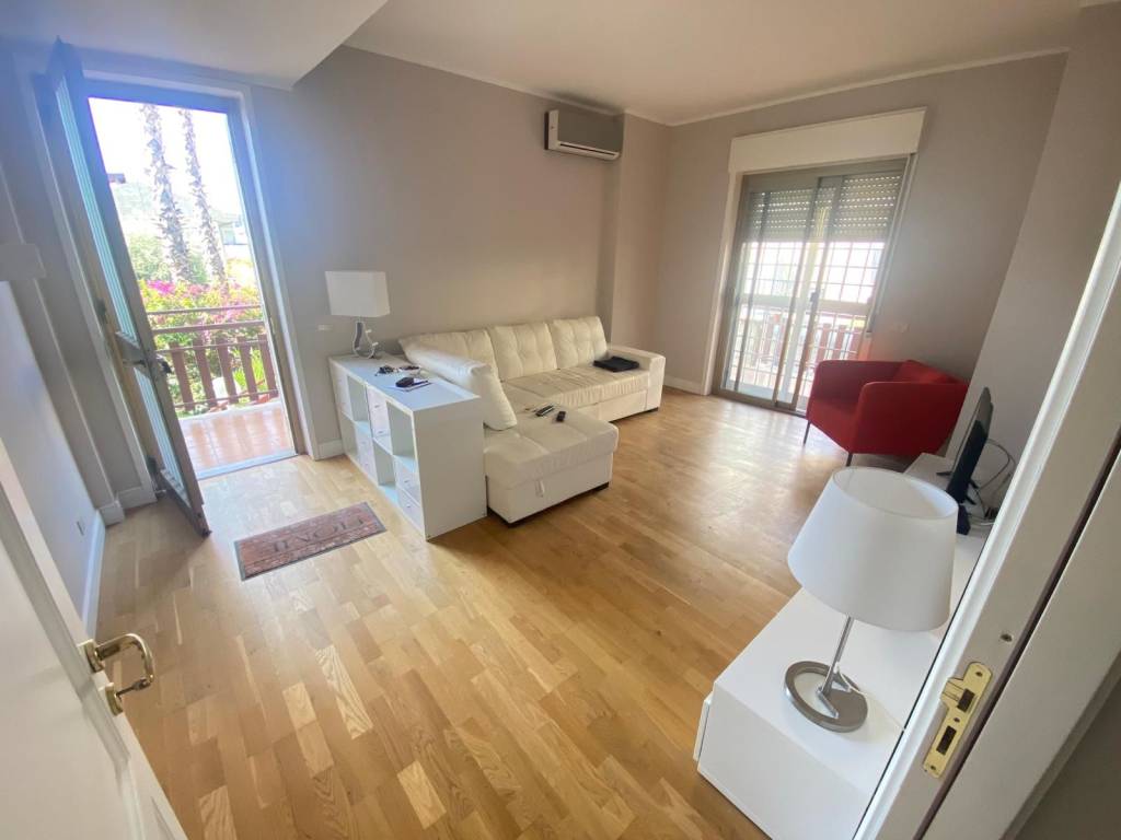 appartamento in affitto ad Aci Castello in zona Aci Trezza