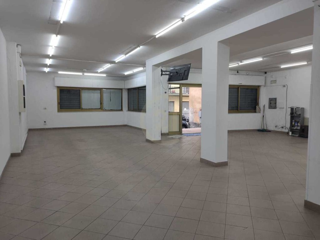 negozio in affitto ad Aci Catena