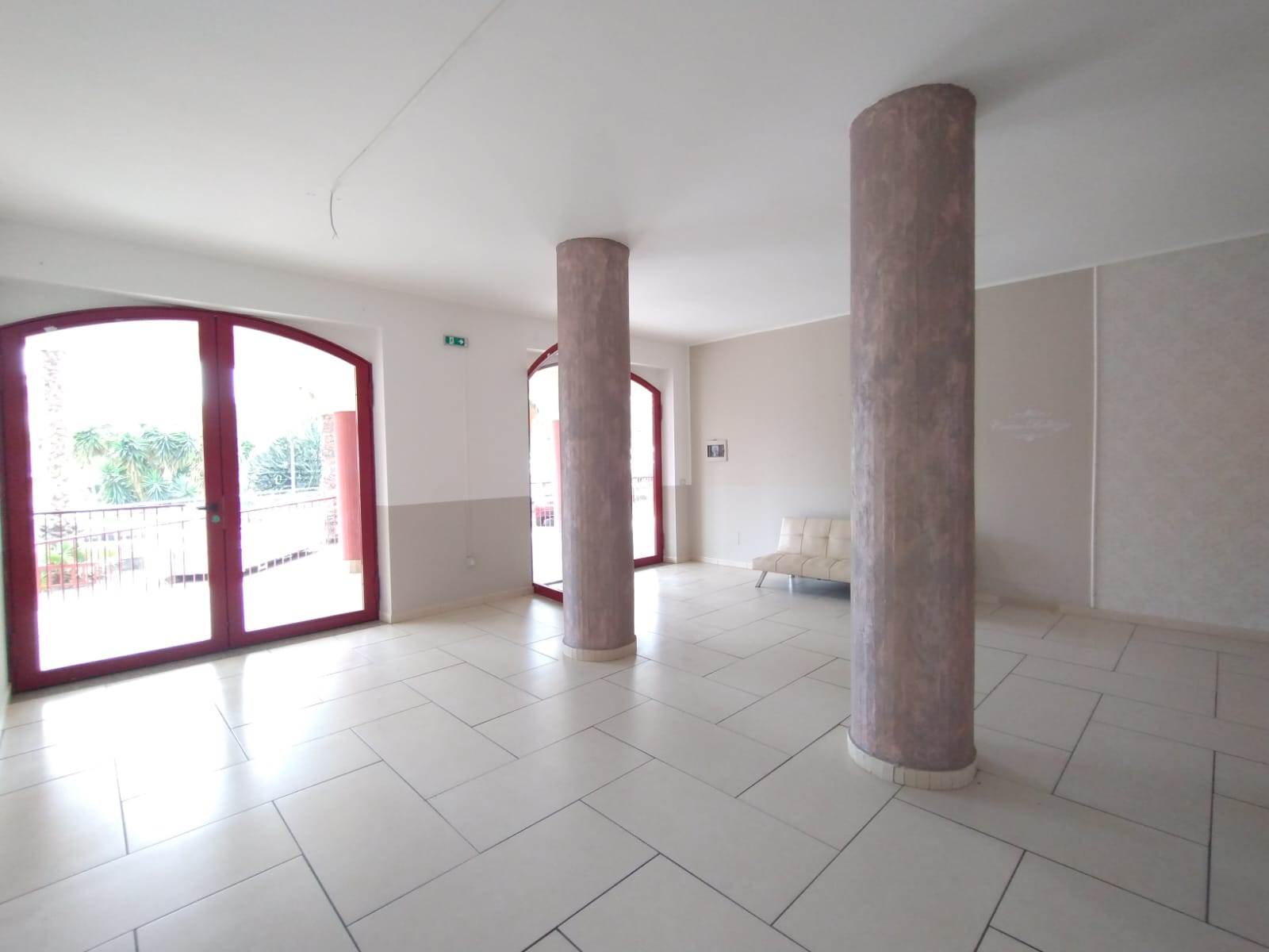 negozio in affitto ad Aci Catena