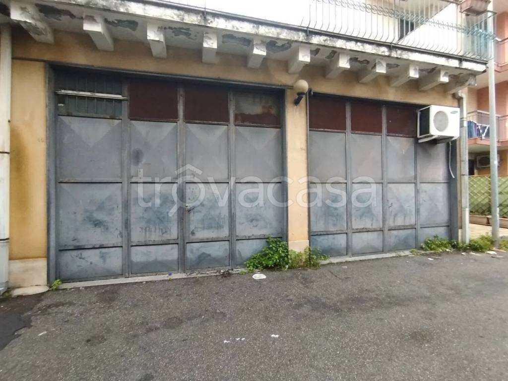 negozio in affitto ad Aci Catena in zona Aci San Filippo