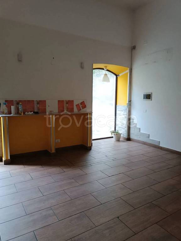 negozio in affitto ad Aci Catena