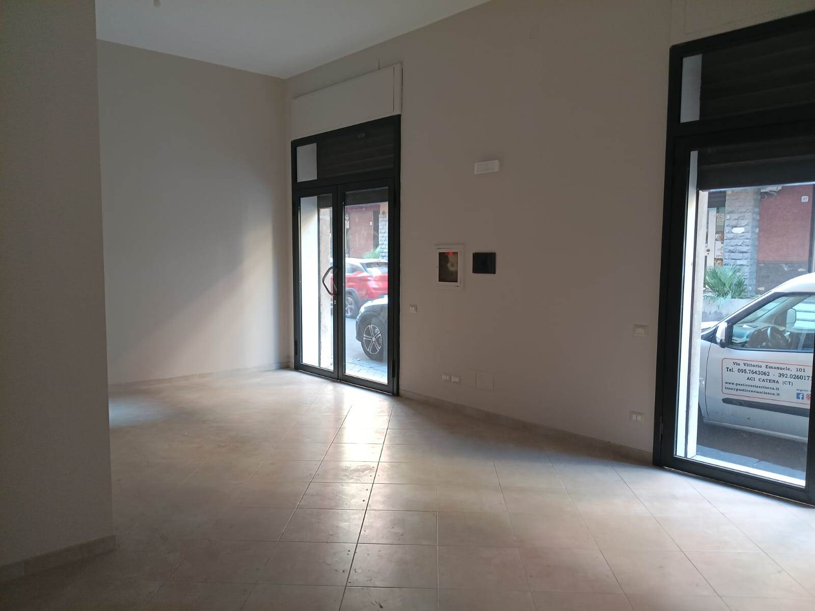 negozio in affitto ad Aci Catena
