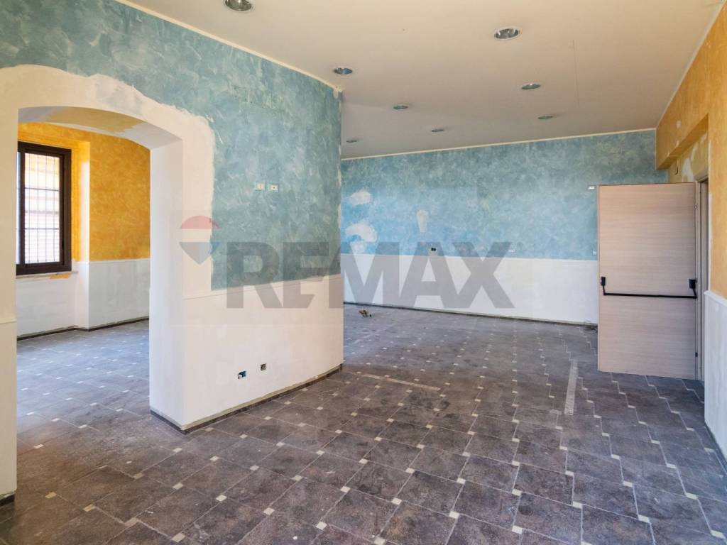 negozio in affitto ad Aci Catena