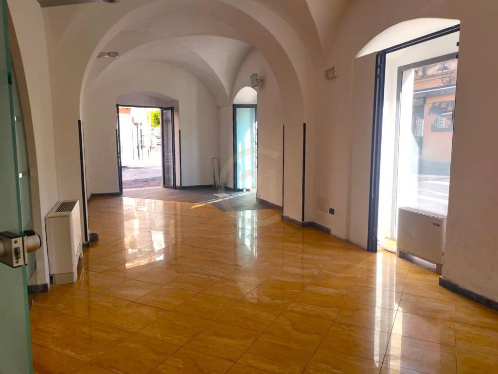 negozio in affitto ad Aci Catena