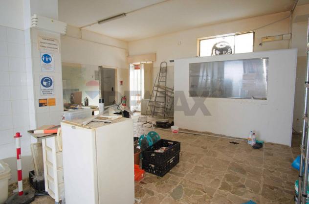 negozio in affitto ad Aci Catena in zona Aci San Filippo