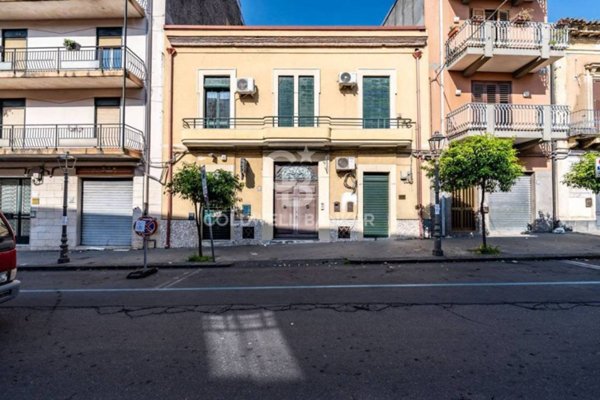 negozio in affitto ad Aci Catena