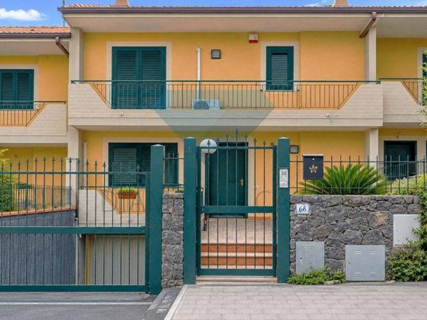 casa indipendente in affitto ad Aci Catena in zona Aci San Filippo