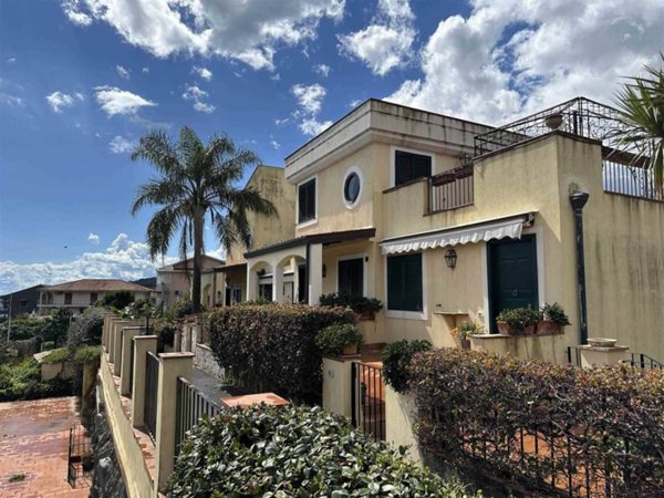 casa indipendente in affitto ad Acireale in zona Santa Tecla