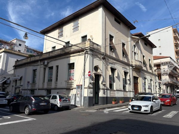 negozio in affitto ad Acireale in zona Centro Storico