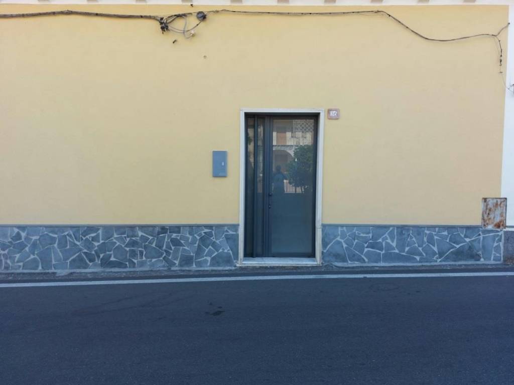negozio in affitto ad Acireale in zona Pozzillo