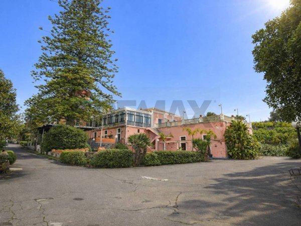 negozio in affitto ad Acireale in zona Santa Tecla