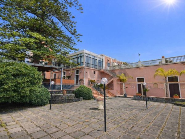 negozio in affitto ad Acireale in zona Santa Tecla