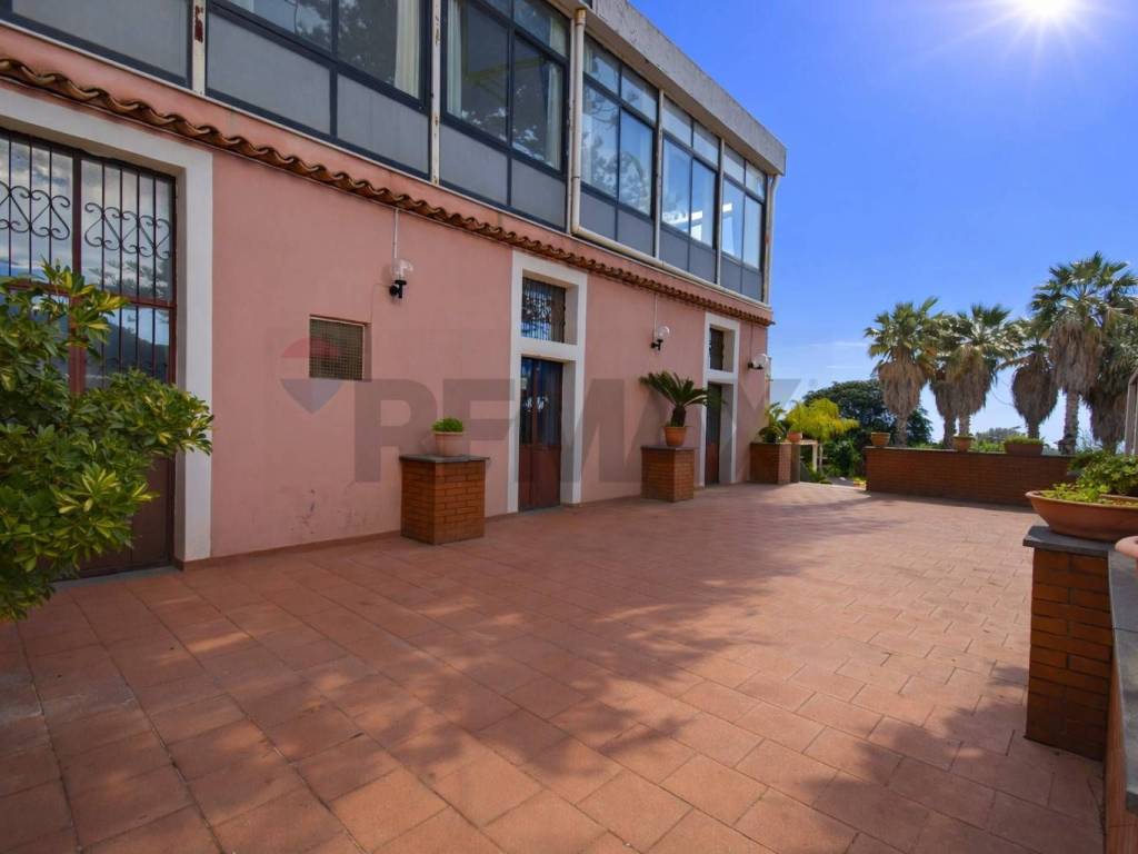 negozio in affitto ad Acireale in zona Santa Tecla