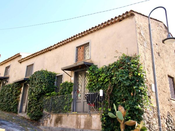 appartamento in affitto ad Acireale in zona Capo Mulini