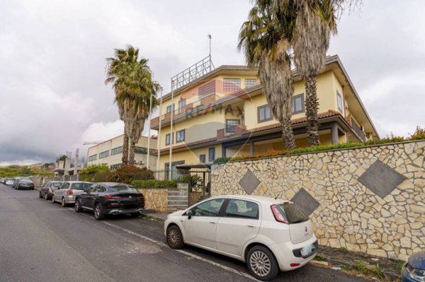 locale commerciale in affitto ad Aci Sant'Antonio