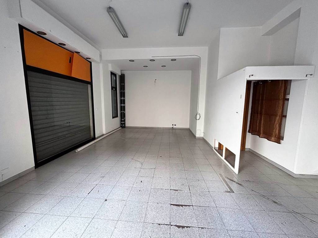 negozio in affitto ad Aci Sant'Antonio
