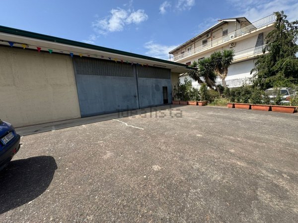 locale commerciale in affitto ad Aci Sant'Antonio