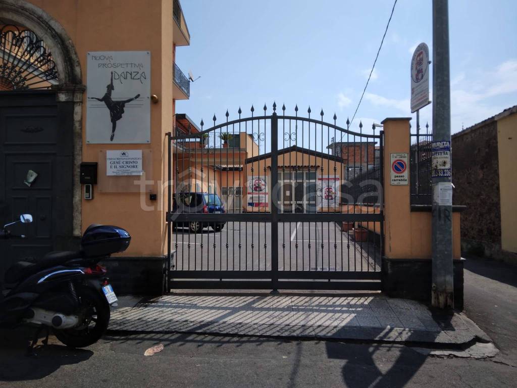negozio in affitto ad Aci Sant'Antonio