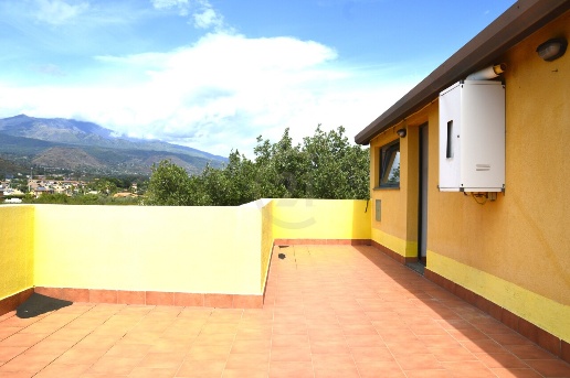 appartamento in affitto ad Aci Sant'Antonio in zona Lavina
