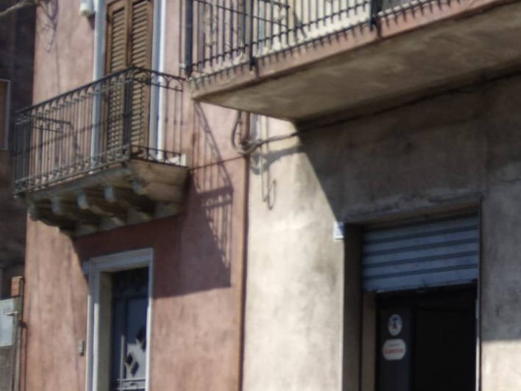 negozio in affitto ad Aci Sant'Antonio