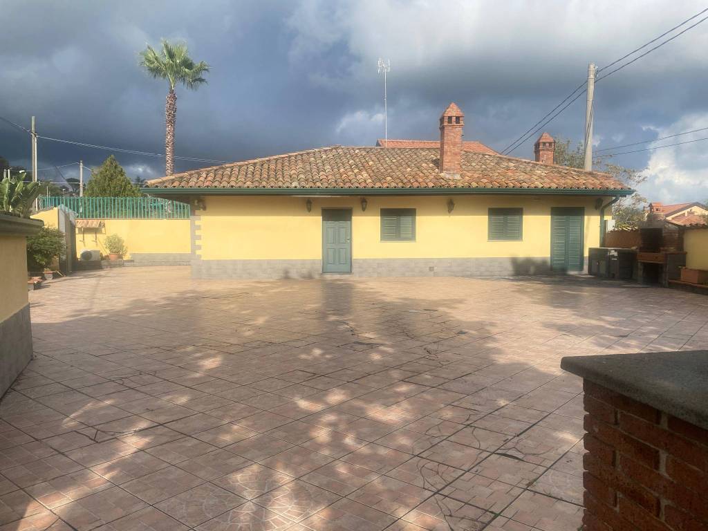 casa indipendente in affitto ad Aci Sant'Antonio in zona Lavinaio