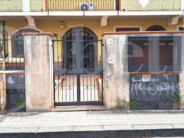 appartamento in affitto ad Aci Sant'Antonio in zona Lavinaio