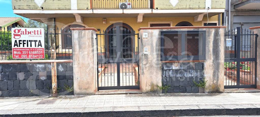 appartamento in affitto ad Aci Sant'Antonio in zona Lavinaio