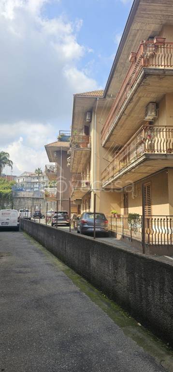 appartamento in affitto ad Aci Sant'Antonio in zona Lavina