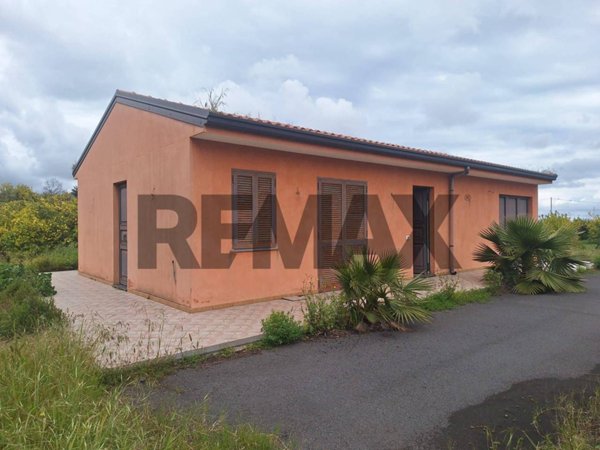 casa indipendente in affitto ad Aci Sant'Antonio in zona Lavina