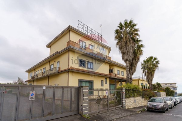 locale commerciale in affitto ad Aci Sant'Antonio