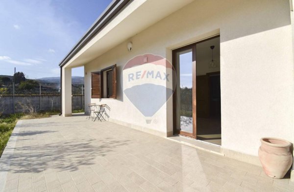 casa indipendente in affitto ad Aci Sant'Antonio in zona Lavinaio