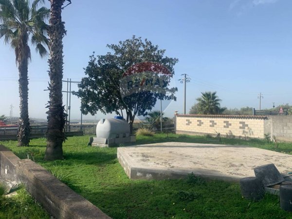 negozio in affitto a Belpasso in zona Piano Tavola