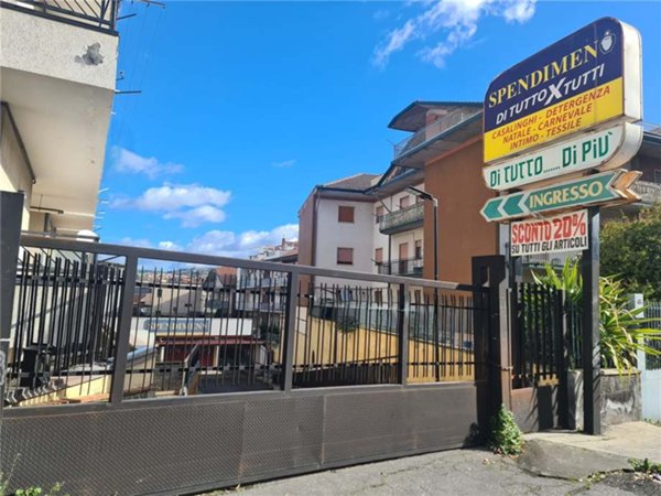 locale commerciale in affitto a Bronte