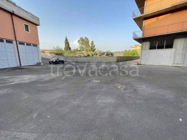 negozio in affitto a Camporotondo Etneo in zona Piano Tavola