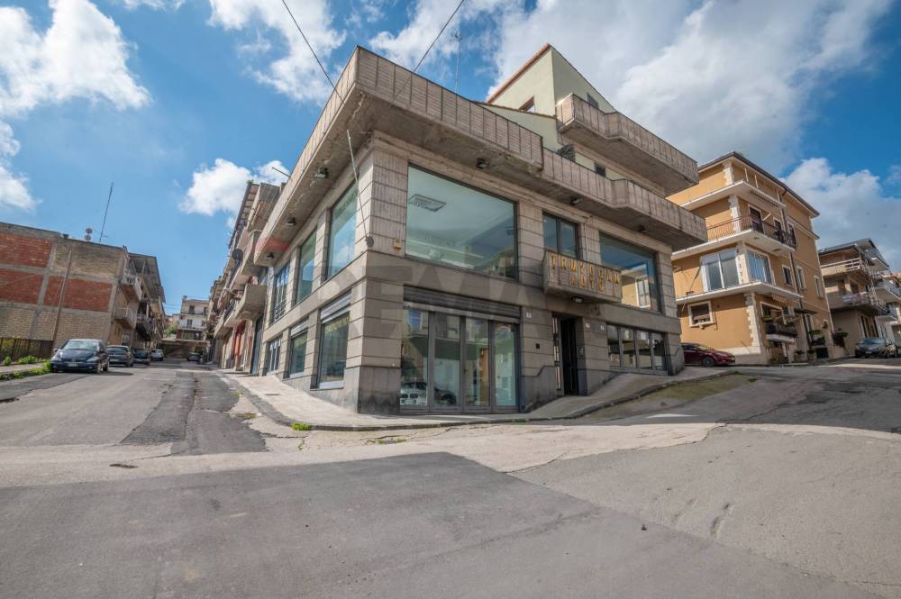 locale commerciale in affitto a Camporotondo Etneo