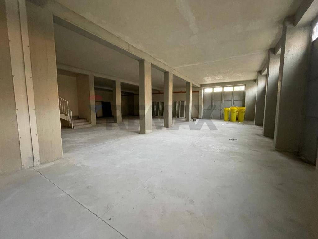 negozio in affitto a Camporotondo Etneo in zona Piano Tavola