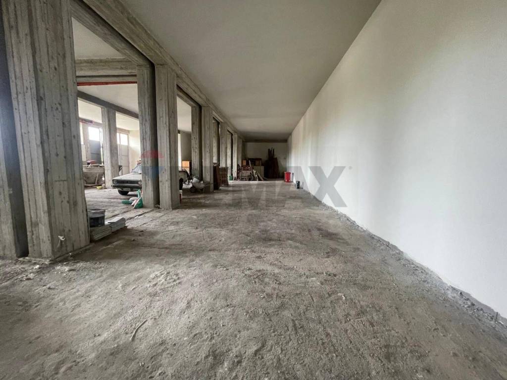 locale commerciale in affitto a Camporotondo Etneo in zona Piano Tavola