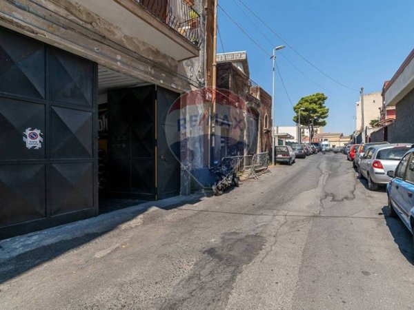 negozio in affitto a Catania in zona Ognina