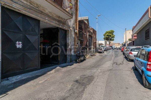 negozio in affitto a Catania in zona Ognina