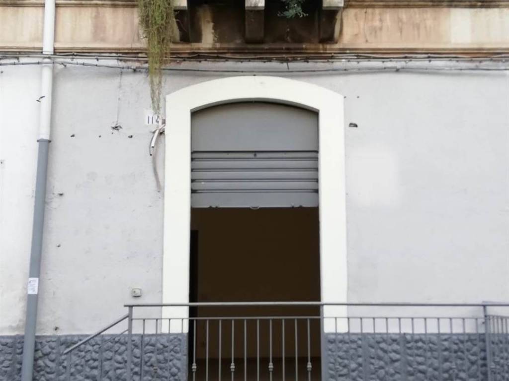 negozio in affitto a Catania in zona Ognina