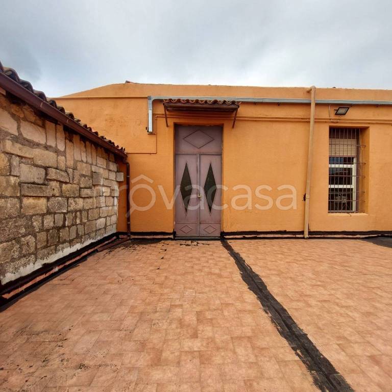 negozio in affitto a Catania in zona Ognina