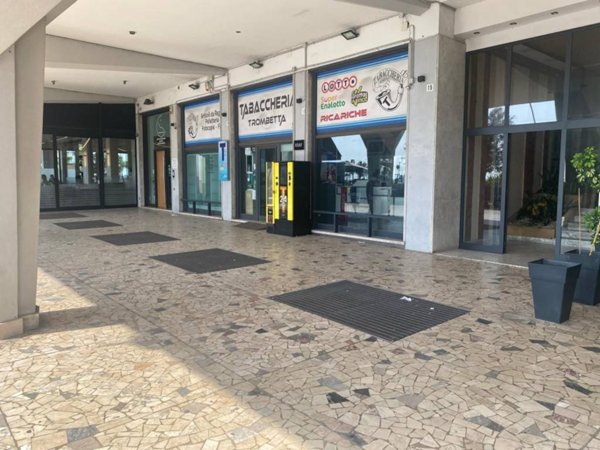 negozio in affitto a Catania in zona Ognina