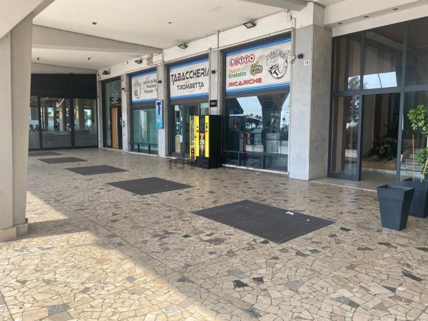 negozio in affitto a Catania in zona Ognina