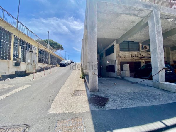 negozio in affitto a Catania in zona Ognina