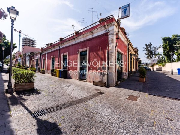 negozio in affitto a Catania in zona Ognina