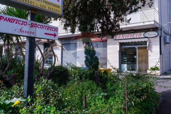 negozio in affitto a Gravina di Catania in zona Fasano