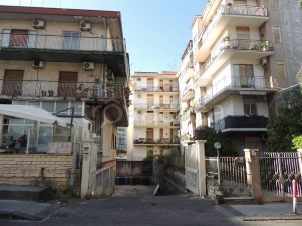 negozio in affitto a Gravina di Catania in zona Fasano