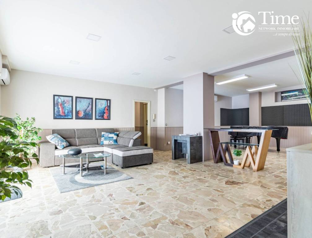 locale commerciale in affitto a Gravina di Catania