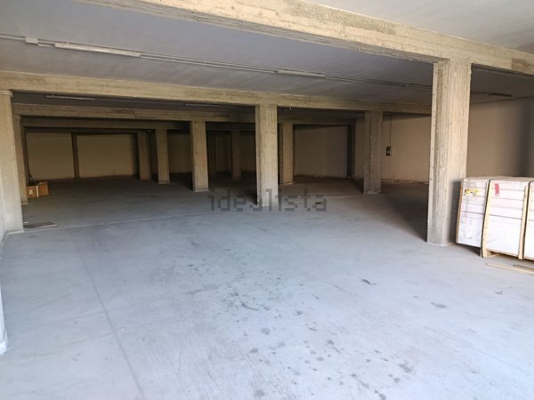 locale di sgombero in affitto a Gravina di Catania